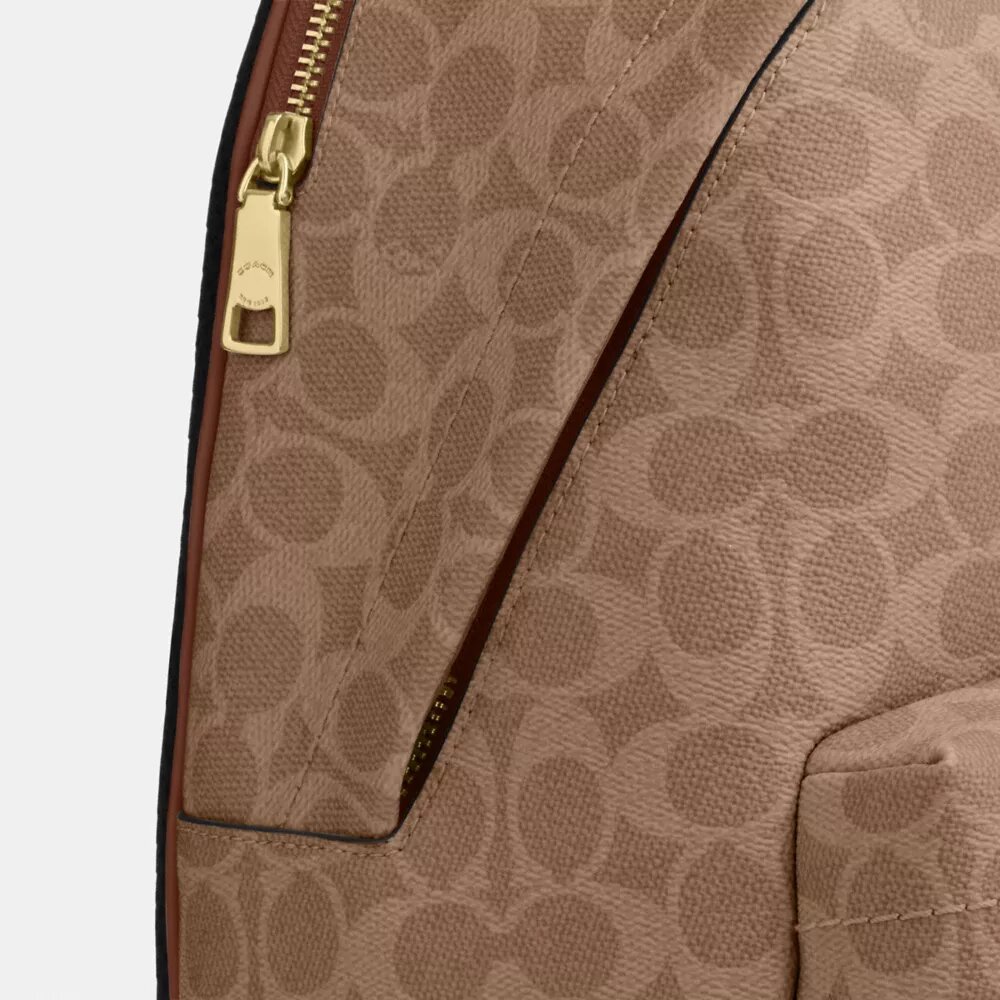 Taylor Small Rucksack aus Signature Canvas