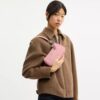 Teri Mini-Umhängetasche aus Signature-Leder mit Herz-Anhänger