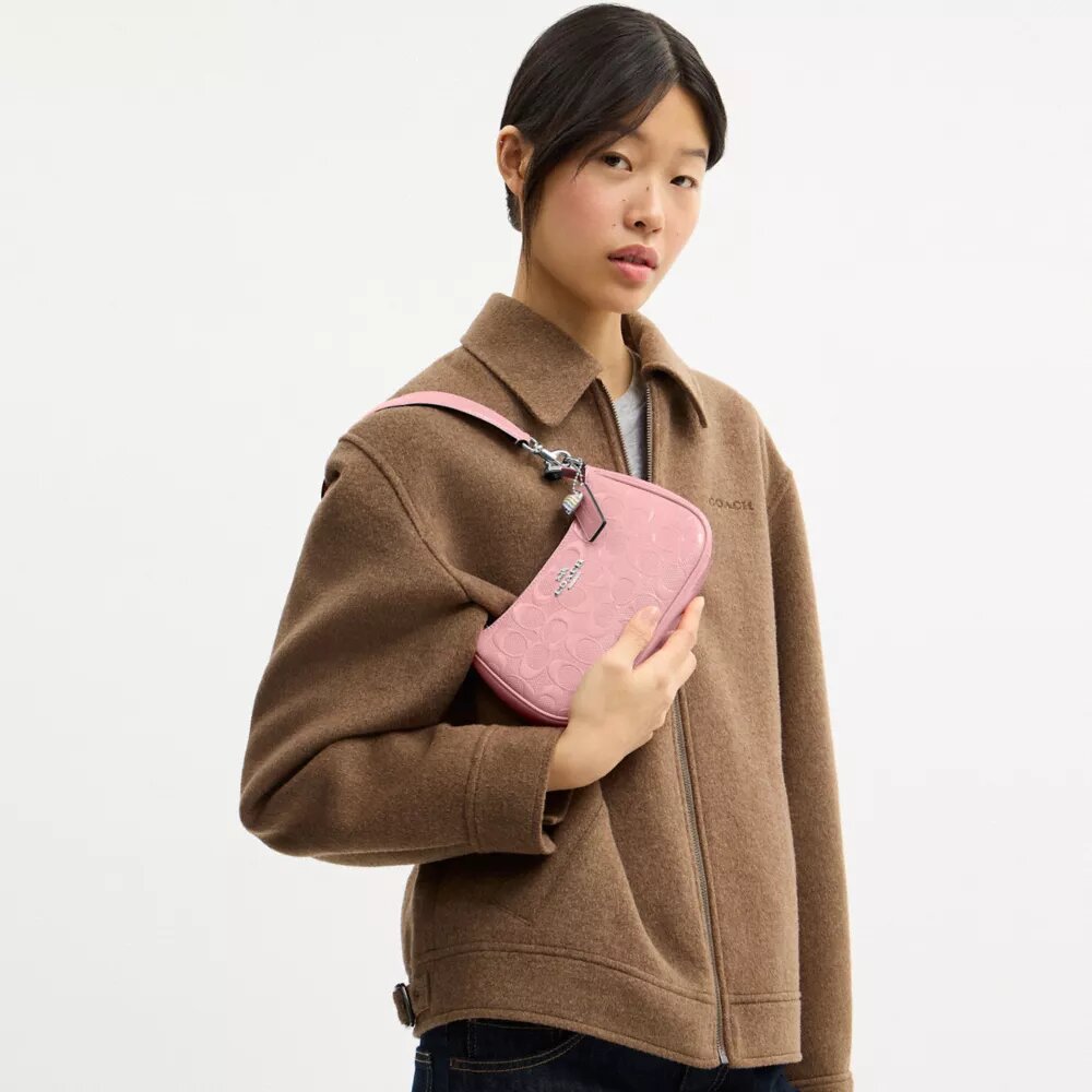 Teri Mini-Umhängetasche aus Signature-Leder mit Herz-Anhänger