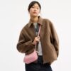 Teri Mini-Umhängetasche aus Signature-Leder mit Herz-Anhänger