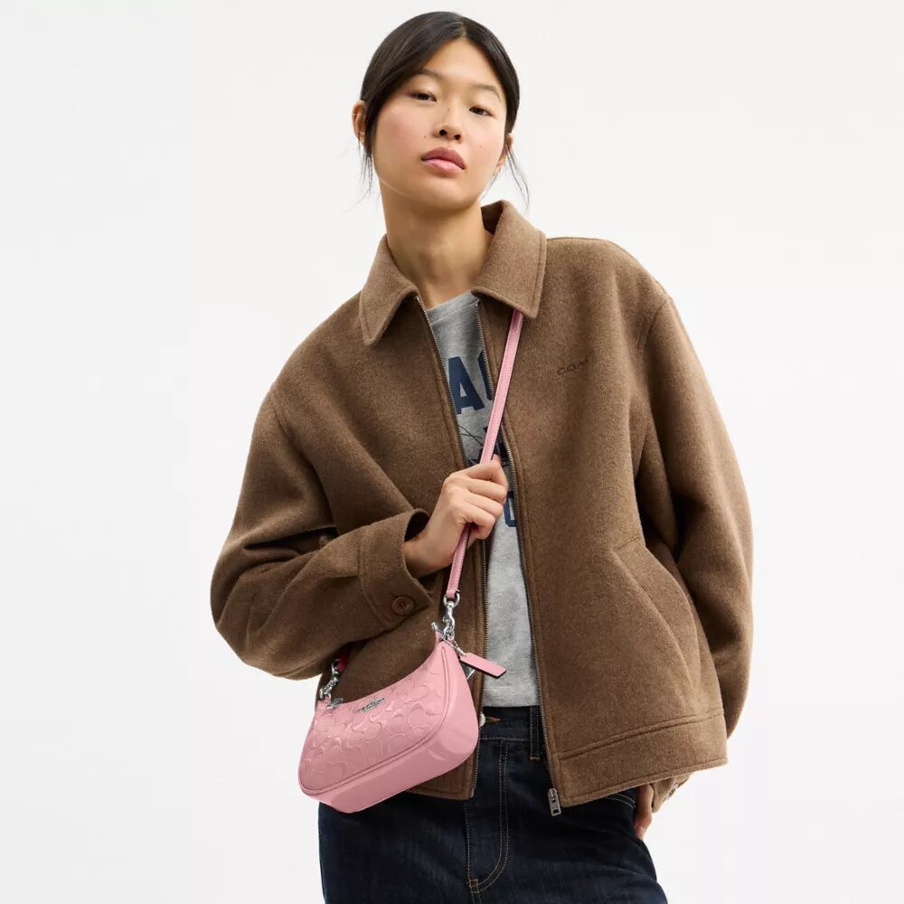 Teri Mini-Umhängetasche aus Signature-Leder mit Herz-Anhänger