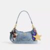 Teri-Schultertasche aus Loved Denim mit Anhängern