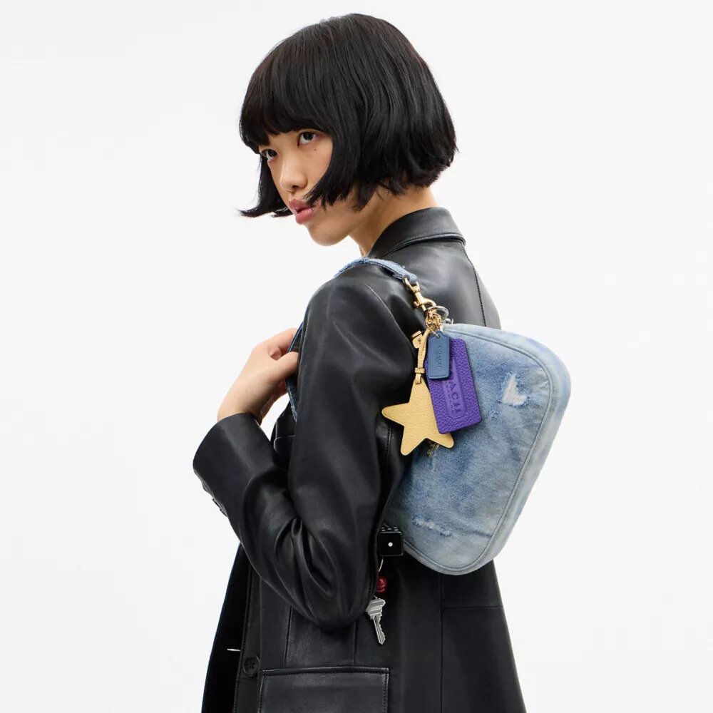 Teri-Schultertasche aus Loved Denim mit Anhängern