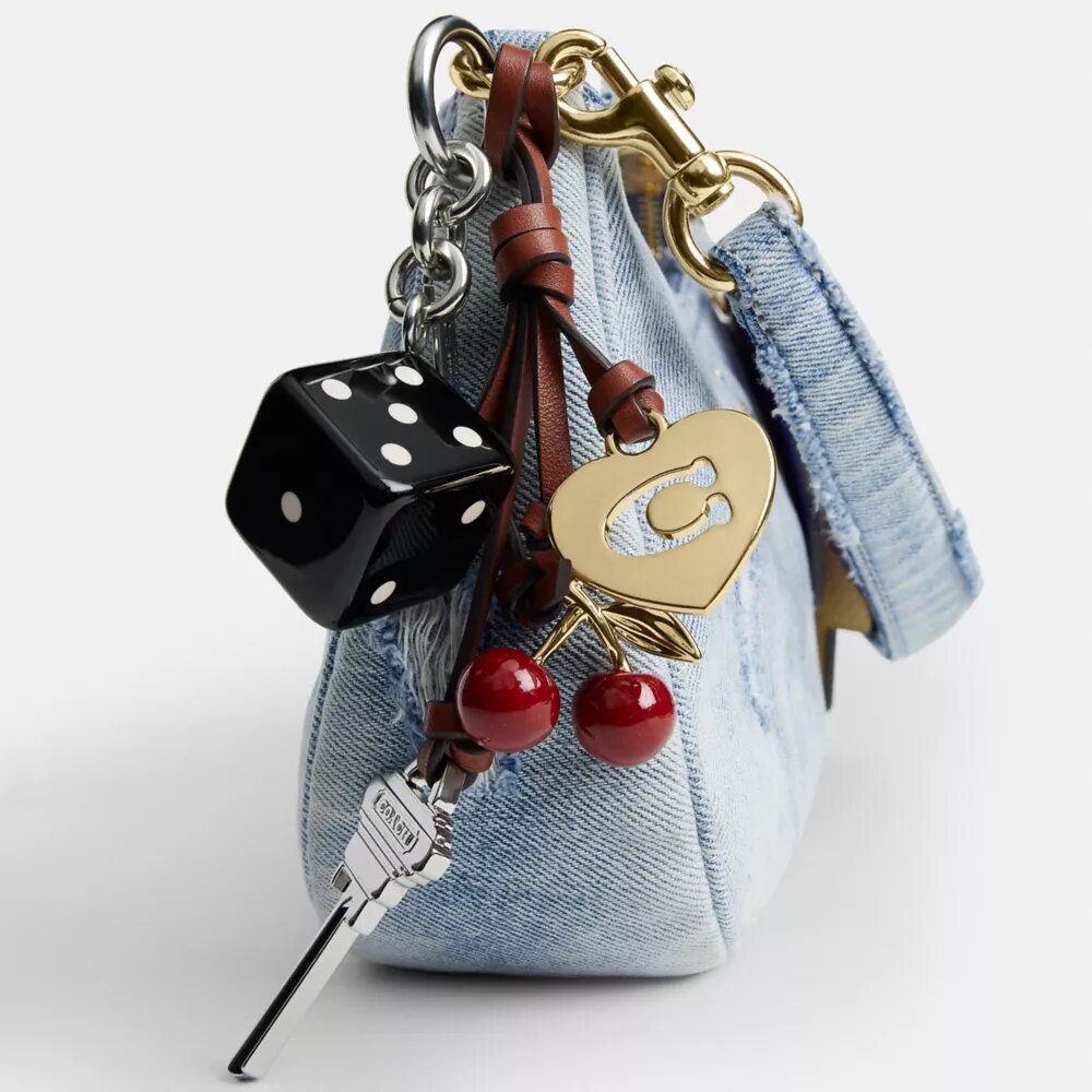 Teri-Schultertasche aus Loved Denim mit Anhängern