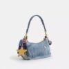 Teri-Schultertasche aus Loved Denim mit Anhängern