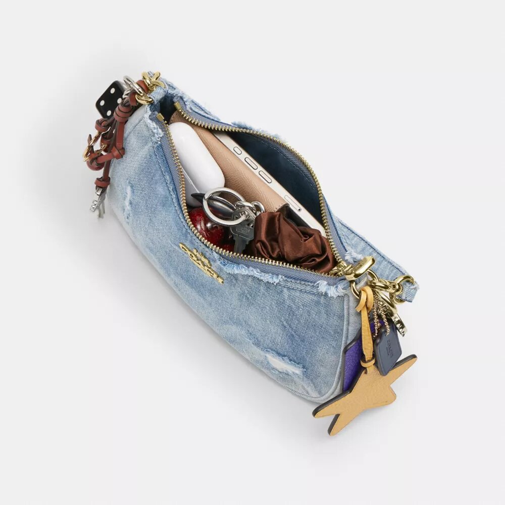 Teri-Schultertasche aus Loved Denim mit Anhängern