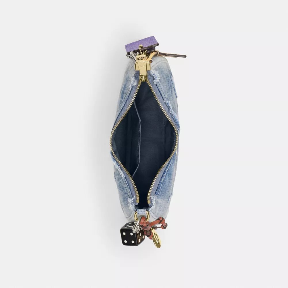 Teri-Schultertasche aus Loved Denim mit Anhängern