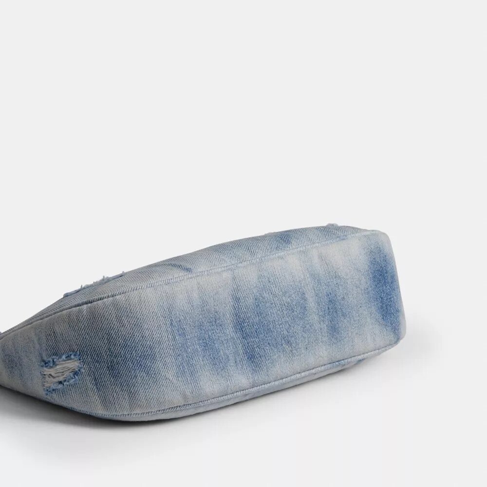 Teri-Schultertasche aus Loved Denim mit Anhängern