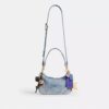Teri-Schultertasche aus Loved Denim mit Anhängern