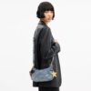 Teri-Schultertasche aus Loved Denim mit Anhängern