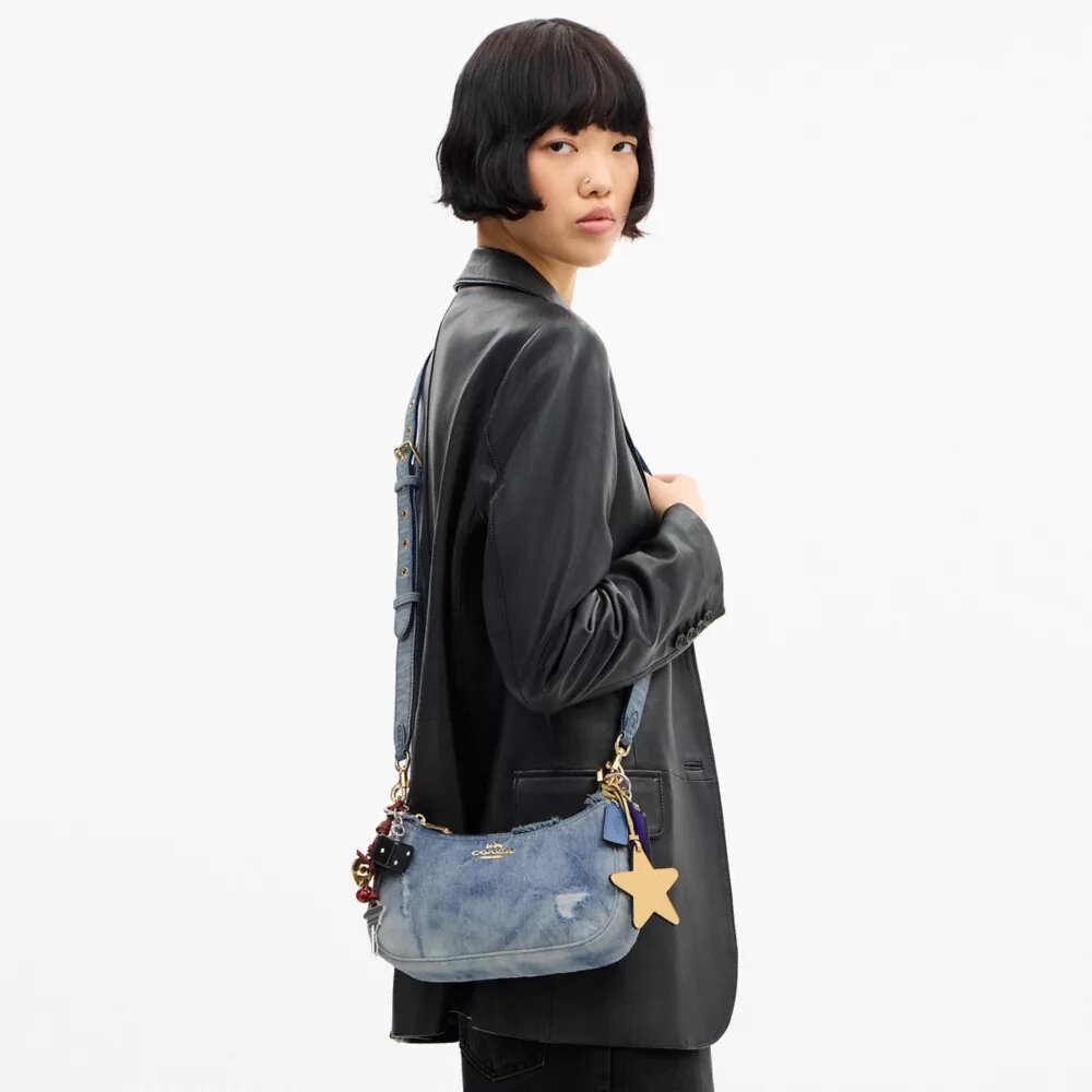 Teri-Schultertasche aus Loved Denim mit Anhängern