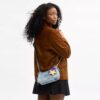 Teri-Schultertasche aus Loved Denim mit Anhängern