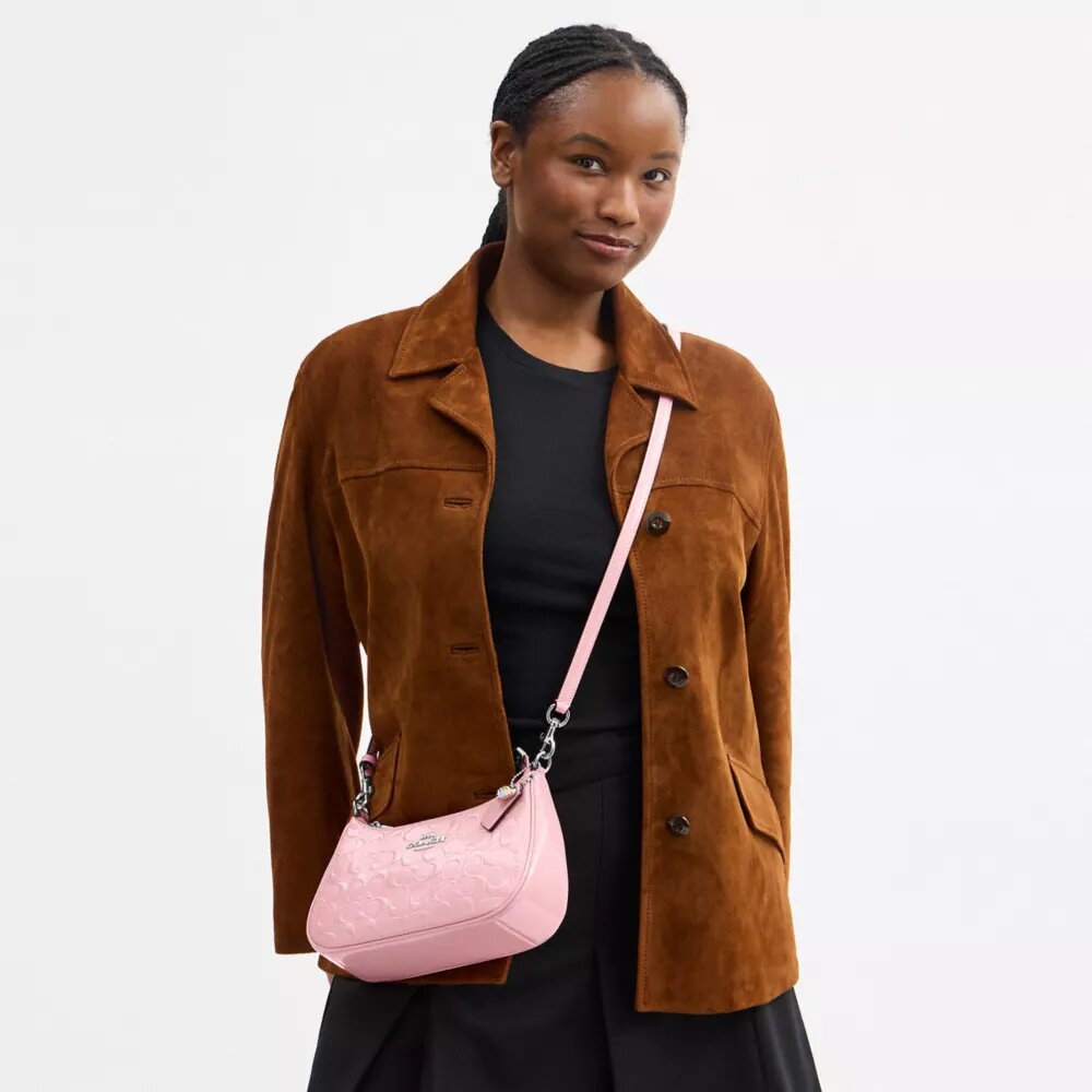 Teri-Schultertasche aus Signature-Leder mit Herz-Anhänger