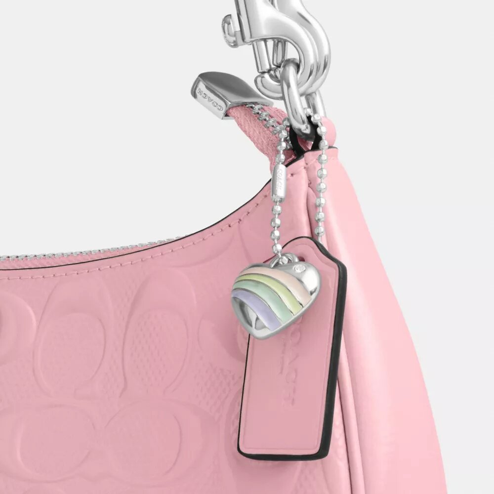 Teri-Schultertasche aus Signature-Leder mit Herz-Anhänger