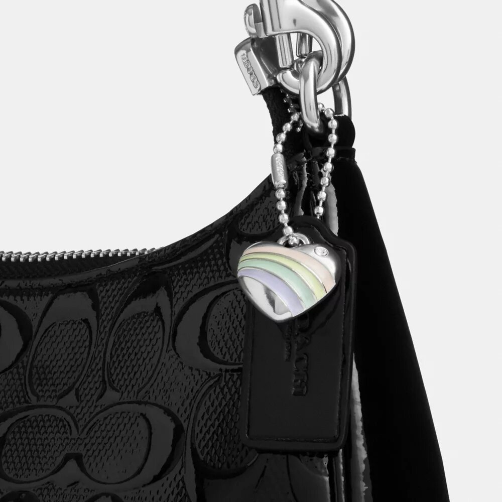 Teri-Schultertasche aus Signature-Leder mit Herz-Anhänger