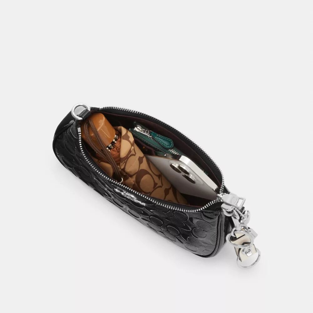 Teri-Schultertasche aus Signature-Leder mit Herz-Anhänger