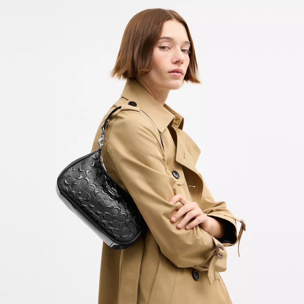 Teri-Schultertasche aus Signature-Leder mit Herz-Anhänger