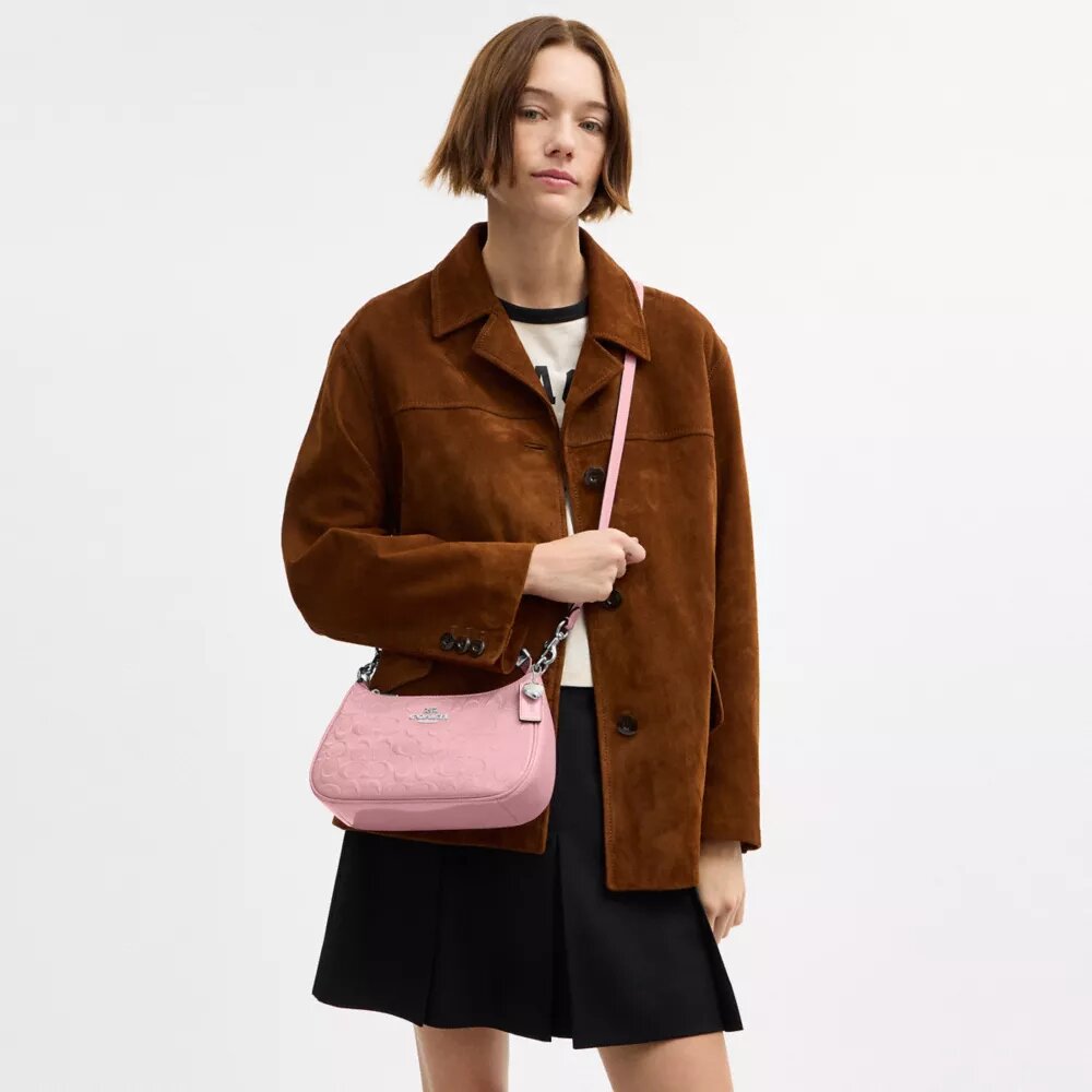 Teri-Schultertasche aus Signature-Leder mit Herz-Anhänger