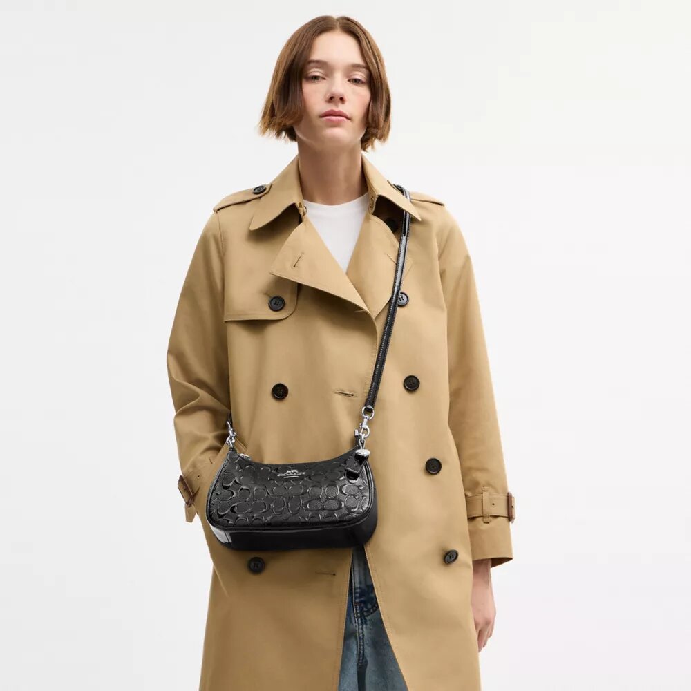 Teri-Schultertasche aus Signature-Leder mit Herz-Anhänger