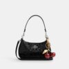 Teri-Schultertasche aus Signature-Leder mit Herz-Anhänger