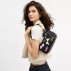 Teri-Schultertasche mit Schleifen und Anhängern