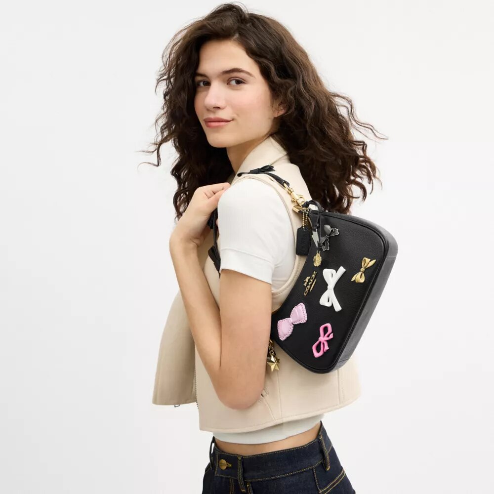 Teri-Schultertasche mit Schleifen und Anhängern