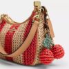 Teri-Schultertasche mit Streifen und Anhänger