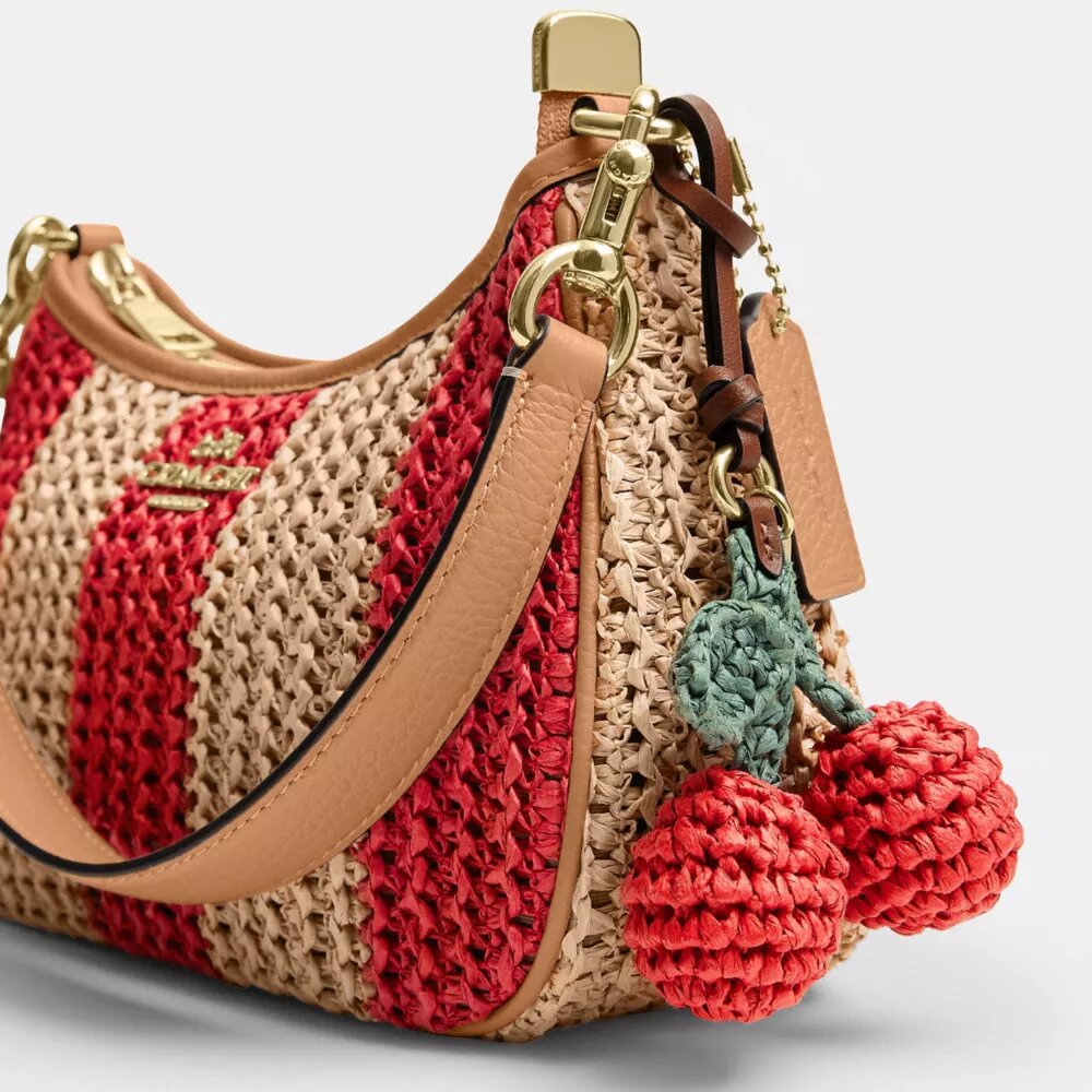 Teri-Schultertasche mit Streifen und Anhänger