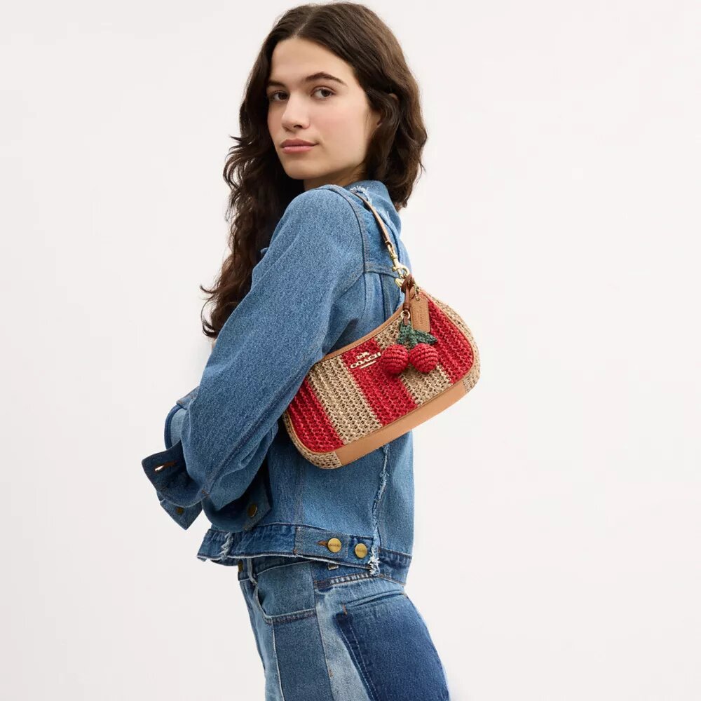 Teri-Schultertasche mit Streifen und Anhänger