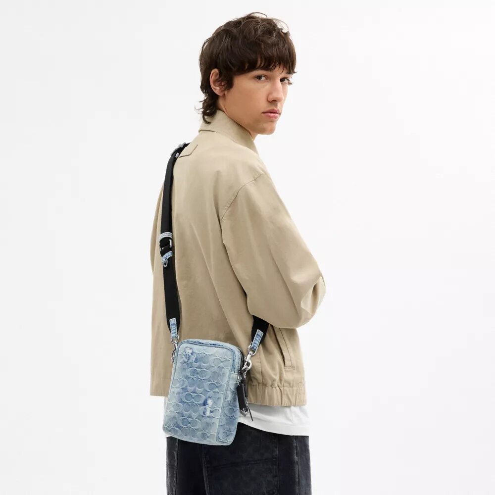 Tristan Umhängetasche 14 in „Loved“ Signature-Denim mit Anhängern