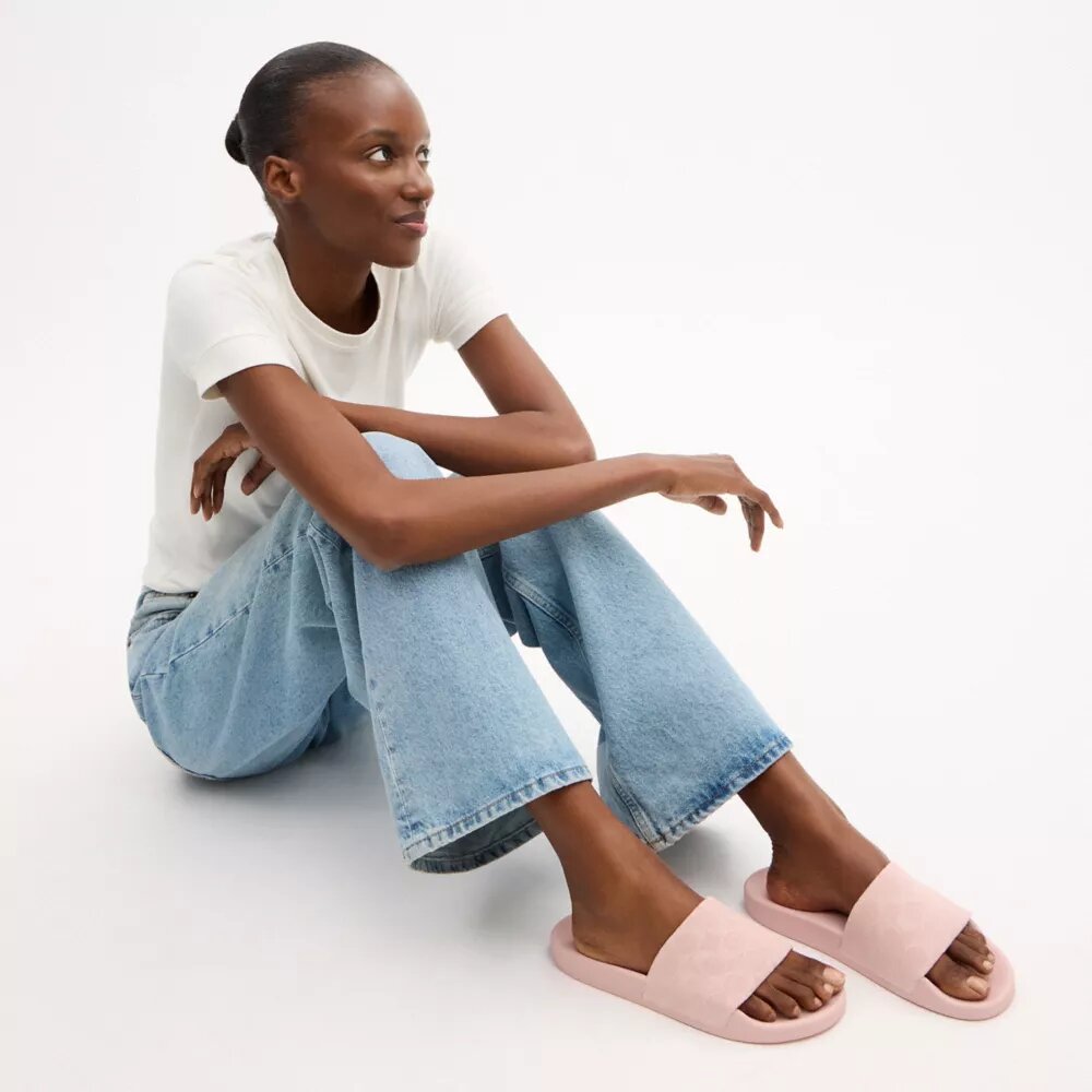 Udele Sport-Pantoletten im charakteristischen Denim-Look