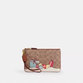 Unverzichtbare kleine Handgelenktasche aus Signature Canvas mit Weihnachtsgeschenken