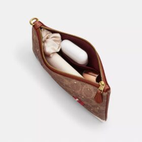 Unverzichtbare kleine Handgelenktasche aus Signature Canvas mit Weihnachtsgeschenken