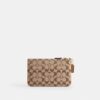 Unverzichtbare kleine Handgelenktasche aus unserem charakteristischen Jacquard