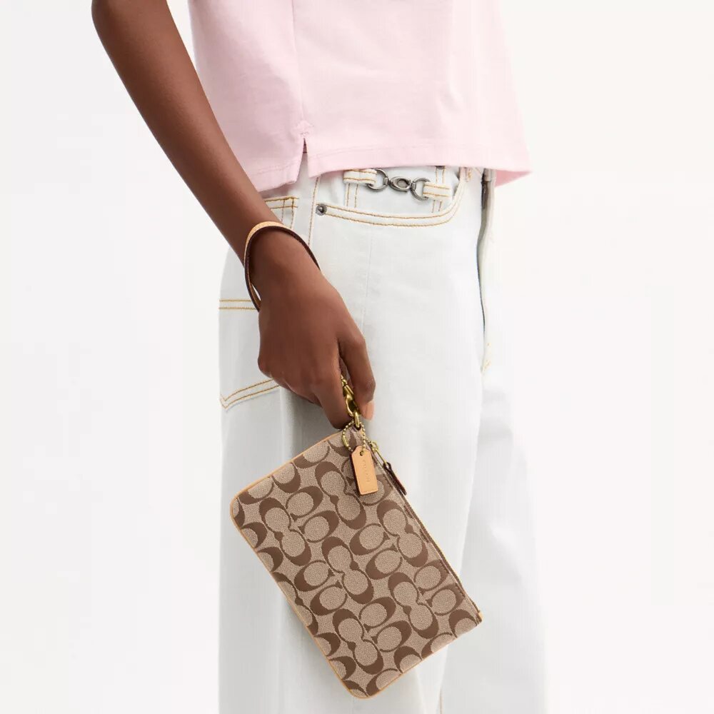 Unverzichtbare kleine Handgelenktasche aus unserem charakteristischen Jacquard