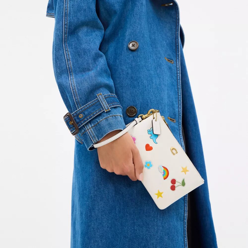 Unverzichtbare kleine Handgelenktasche mit Aufkleber-Print